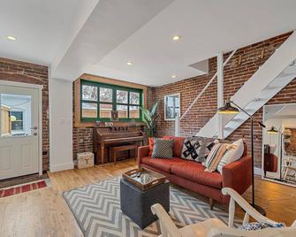 Sloan’s Lake One Bedroom Carriage House - Denver - Living room