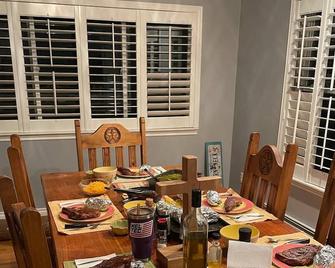 Experience Casabellorio A Beautiful 7 BR Home with Mountain Views in Eagle River - Eagle River - Comedor