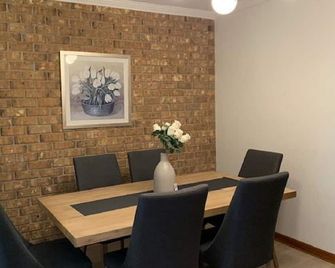 Adelaide Style Accommodation-Getaway in North Adelaide- close to city - Adelaide - Dining room