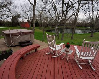Country home located near Bellville/Sealy only 60 minutes from Houston, Tx - Sealy - Terasa