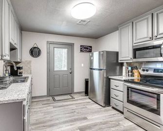 Cozy 2b/1b Retreat: Heart Of Mwc - Midwest City - Keuken
