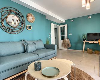 Centre, lumineux appartement T3 6 Pers Terrasse wifi pkg clim - Antibes - Wohnzimmer