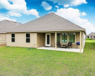 Brand New, 4 Bedrooms, 2 Bathrooms With 8 Beds - New Iberia - Gebouw