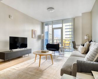 Elegant San Jose 1BR w/ Gym, Roof & W/D, nr highways, by Blueground - San Jose - Sala de estar