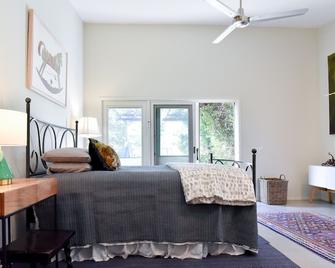 Southtown Guest Cottage is a perfect location to enjoy historic San Antonio. - San Antonio - Sala de estar