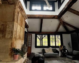 Elegant Pool-Side Chalet in Charming Los Gatos - Los Gatos - Sala de estar