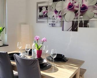 Air bnb 'Merlion' in Königshofen, along the Romantic Route! WLAN with 2 bedrooms - Lauda-Königshofen - Essbereich