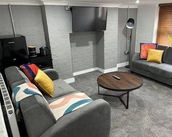 Airport Hideaway - Manchester - Living room