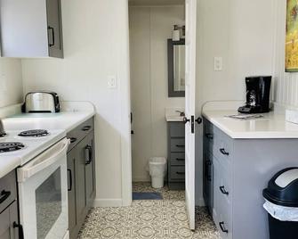 West Lake Okoboji Cub Cottage - Arnolds Park - Kitchen