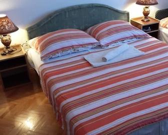 Apartments & Hostel Zdrava Hrana - Mostar - Camera da letto