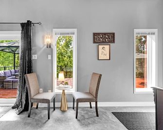 Woodlands ground level basement suite, large barbeque deck and gas fireplace. - Saint Thomas - Dining room
