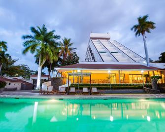 馬那瓜皇冠假日酒店 - 馬拿瓜 - 馬拿瓜 - 游泳池