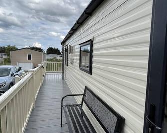 Premium location - Sleeps 6 - Caravan on The Lakes - Mablethorpe - Balcony