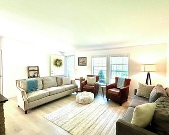 Family Retreat near the Beach - Phippsburg - Living room
