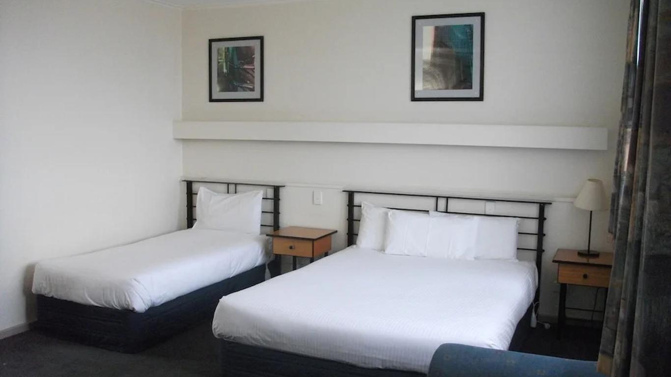 Overlander Hotel Motel