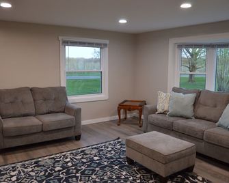 Apple View- Quiet, handicap accessible country home with a hot tub! - Sodus - Sala de estar