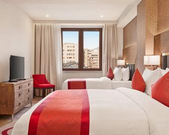 Ramada Hotel & Suites by Wyndham Yerevan - Eriwan - Schlafzimmer