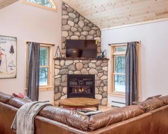 Mountain Chalet with hot tub and game room - Bethel - Living room