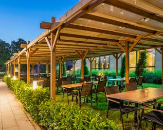 ibis Istanbul Tuzla Hotel - Istanbul - Patio