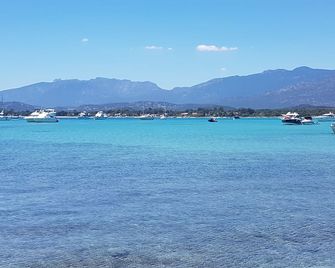 透き通った海水、B-Aircoを備えたスイミングプール付きのホリデーコンプレックス - ゾンザ - ビーチ