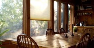 Silver River Adobe Inn Bed and Breakfast - Farmington - Dining room