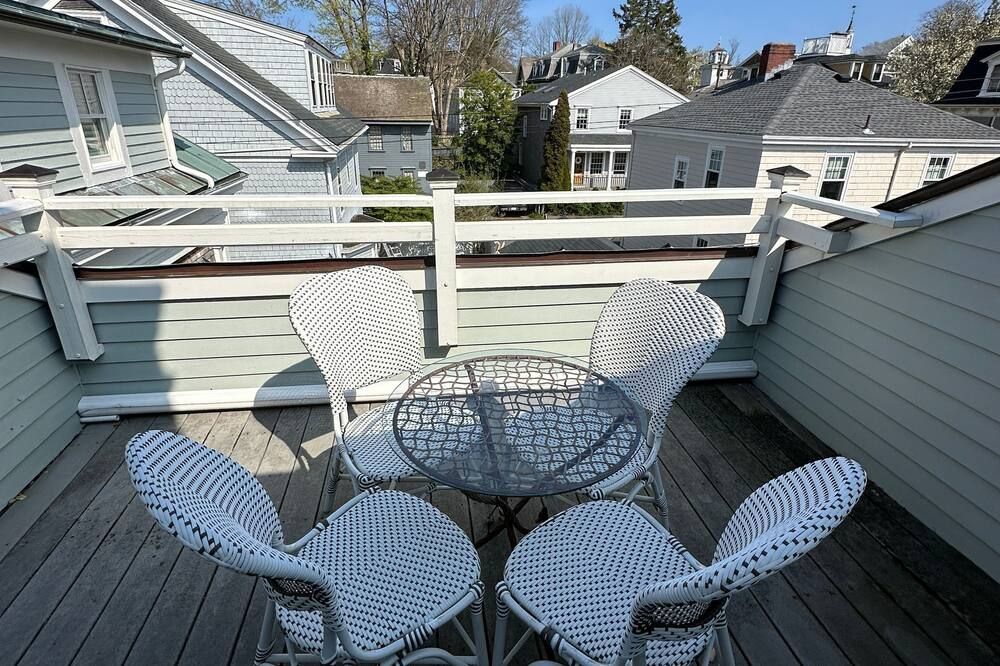 Entire Charming Victorian Home Downtown Newport - Newport - Balcony
