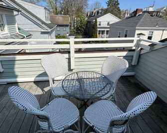 Entire Charming Victorian Home Downtown Newport - Newport - Balcony