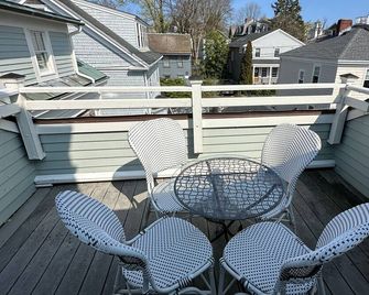 Entire Charming Victorian Home Downtown Newport - Newport - Balcony