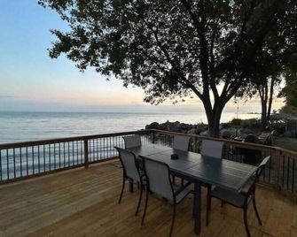 Bella Vista - Cedar Island , Kingsville Lakefront and private beach ! - Kingsville - Balcony
