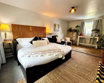 King bed, Kitchenette, parking, central - upper level suite - Carleton Place - Schlafzimmer