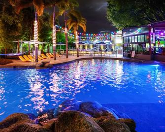 Gilligan's Backpacker Hotel & Resort Cairns - Cairns - Pool