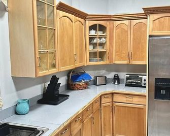 Relax in Fortuna! Villa with Free Car, AC in Bedrooms, Snorkeling Nearby - Saint Thomas Island - Cocina