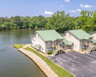 Spacious Lakeside Country Getaway! - Hot Springs