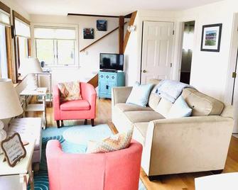 Oceanfront Cottage 1.3 miles to Bass Harbor Lighthouse on FREE shuttle route - Tremont - Living room