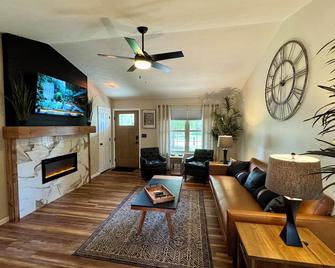 Easy Street- The Modern Escape- 2.8 miles to WEC - Wilmington - Wohnzimmer
