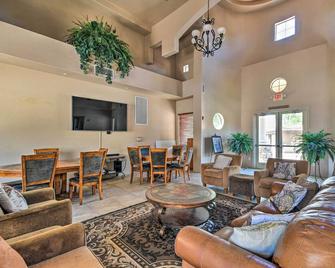 8 Mi to Tonto Natl Forest Modern Condo in Mesa! - Mesa - Living room