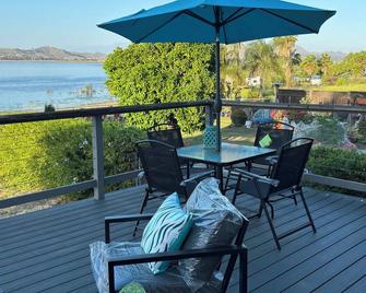Amazing, Lakeside Pickleball Retreat with 2 courts swim spa & outdoor kitchen - Lake Elsinore - Balkón