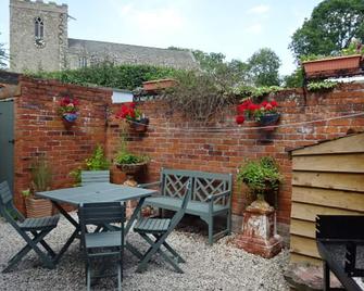 Cobblers Cottage in pretty, historic, Suffolk village with beach hut - Stowmarket - Patio