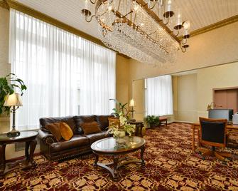 Genetti Hotel, SureStay Collection by Best Western - Williamsport - Living room