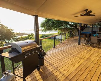 Lake Travis Lakefront with Hot Tub, Private Lakeside Parks and Boat Ramps - Leander - Patio