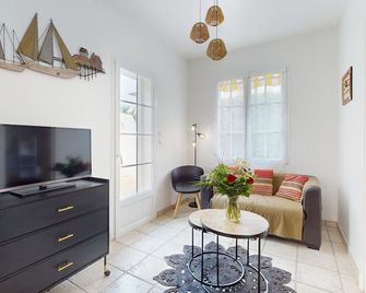 2 Bedroom Gorgeous Home In Royan - Royan - Salon