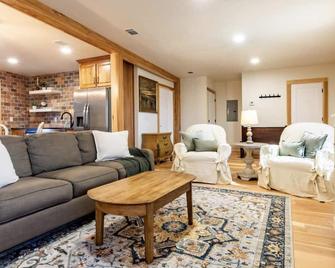 Charming 2-bedroom Loft with AC, WiFi in lovely Jay - Jay - Sala de estar