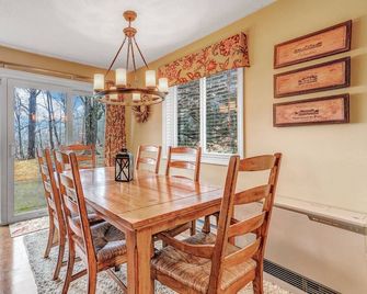 Windsor Village: Golf, Lake Pinneo & Quechee Club - Lebanon - Jídelna