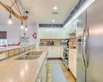 Private Dock and Water Views! Homosassa Retreat - Homosassa - Kitchen