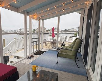 The KAS. Wide Lagoon Water Views. New dock. Outdoor shower - Manahawkin - Balcony