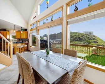 Expansive Ocean Views, Easy Beach Access, Privacy, Hot Tub, Oceanfront! - Gleneden Beach - Dining room