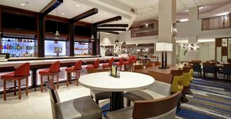 Embassy Suites by Hilton Omaha Downtown Old Market - אומהה - בר