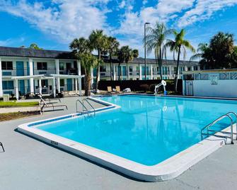 Rodeway Inn Clearwater - Central - Clearwater - Pool