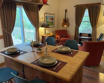 Enchanting Bar Harbor Cottage - Bar Harbor - Dining room