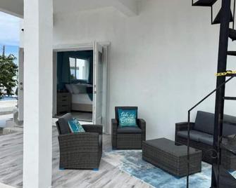 Modern ocean villa with heated pool - Cockburn Town - Patio